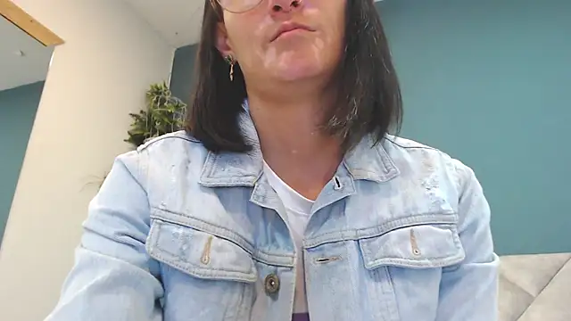 Snapshot of SharisWillian chatting on May 13, 2026, 3:59 am SharisWillian online show from May 13, 2026, 3:59 am