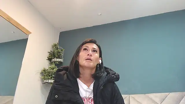 Snapshot of SharisWillian chatting on May 14, 2026, 3:46 am SharisWillian online show from May 14, 2026, 3:46 am