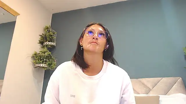 Snapshot of SharisWillian chatting on May 15, 2026, 2:51 am SharisWillian online show from May 15, 2026, 2:51 am