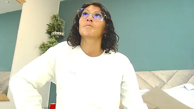 Snapshot of SharisWillian chatting on May 20, 2026, 3:34 am SharisWillian online show from May 20, 2026, 3:34 am