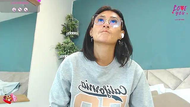 Snapshot of SharisWillian chatting on May 25, 2026, 3:45 am SharisWillian online show from May 25, 2026, 3:45 am