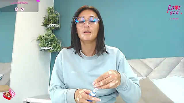 Snapshot of SharisWillian chatting on May 28, 2026, 3:48 am SharisWillian online show from May 28, 2026, 3:48 am