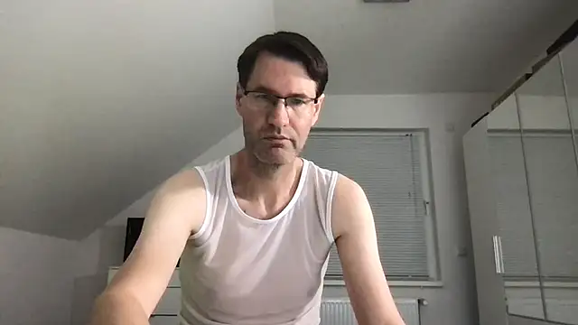 Snapshot of zxzx_cam1 chatting on October 19, 2025, 3:12 pm zxzx cam1 online show from October 19, 2025, 3:12 pm