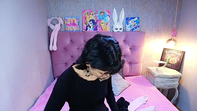 charlottemoonxz online show from March 18, 2026, 6:44 pm