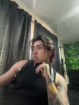 Yogurdebrownie69 online show from February 12, 2025, 10:26 pm