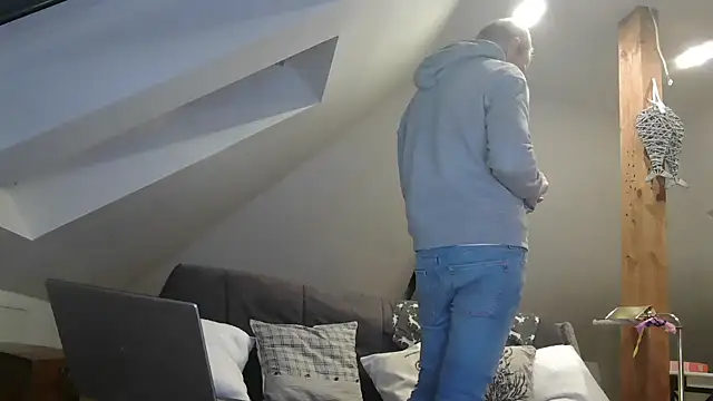 maxmueller321 online show from April 20, 2026, 9:49 pm