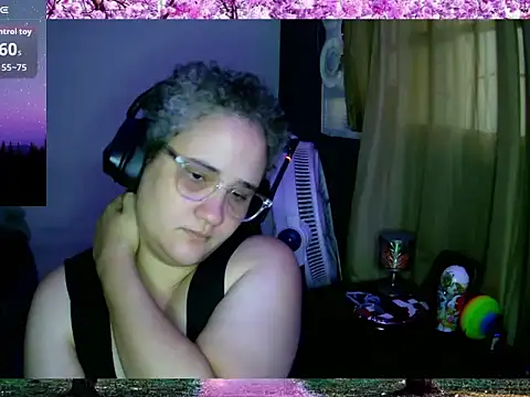 Snapshot of lolalicious_758 chatting on September 19, 2025, 11:33 am lolalicious 758 online show from September 19, 2025, 11:33 am