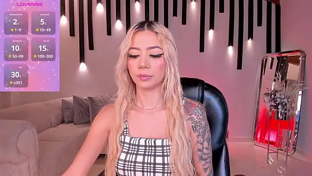 HannaConnor  online show from October 13, 2025, 8:53 pm