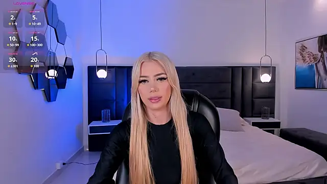 HannaConnor  online show from May 4, 2026, 8:38 pm