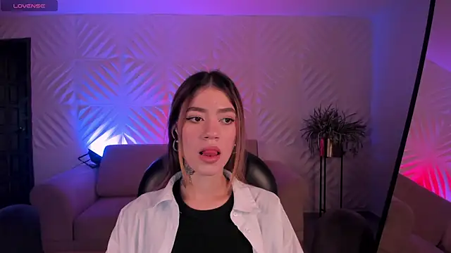 Snapshot of ViolettHansson chatting on January 3, 2025, 9:36 pm ViolettHansson online show from January 3, 2025, 9:36 pm