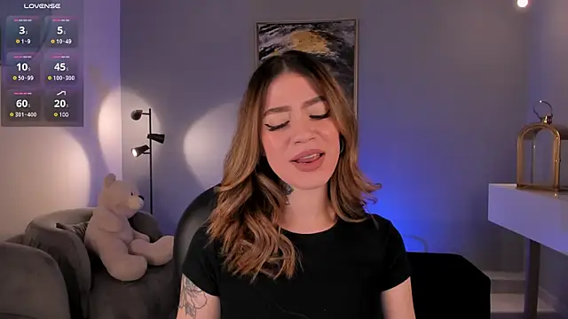 Snapshot of ViolettHansson chatting on January 28, 2025, 9:29 pm ViolettHansson online show from January 28, 2025, 9:29 pm