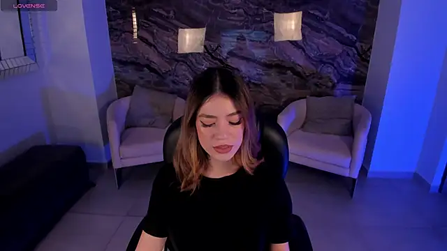 Snapshot of ViolettHansson chatting on February 16, 2025, 10:21 pm ViolettHansson online show from February 16, 2025, 10:21 pm