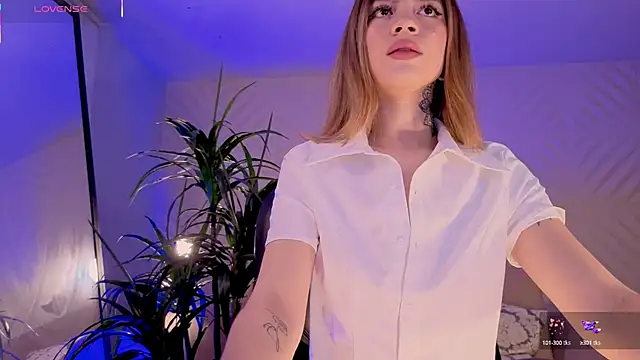 Snapshot of ViolettHansson chatting on February 18, 2025, 9:42 pm ViolettHansson online show from February 18, 2025, 9:42 pm