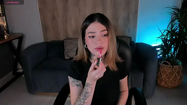 Snapshot of ViolettHansson chatting on March 13, 2025, 9:48 pm ViolettHansson online show from March 13, 2025, 9:48 pm