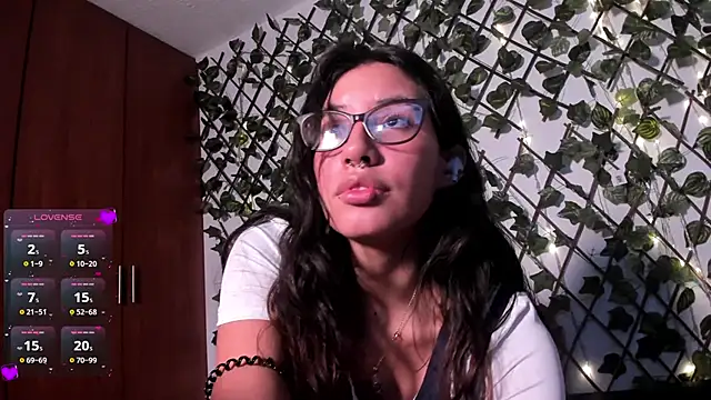 Snapshot of CoralineSanchez chatting on March 1, 2025, 3:32 am CoralineSanchez online show from March 1, 2025, 3:32 am