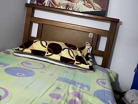 hideonbush051 online show from December 1, 2025, 4:34 pm