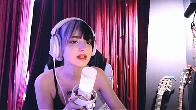 Snapshot of Avi_Nile chatting on October 19, 2025, 5:08 am Avi Nile online show from October 19, 2025, 5:08 am