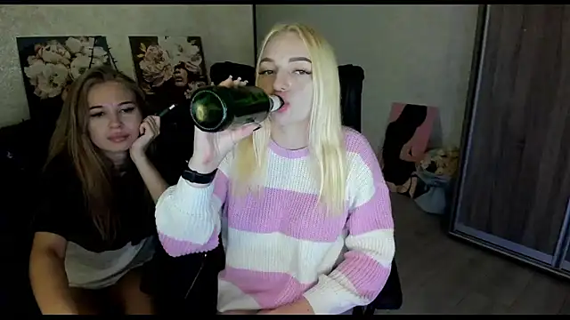 Snapshot of Stella__Cox chatting on October 26, 2025, 11:09 pm Stella  Cox online show from October 26, 2025, 11:09 pm