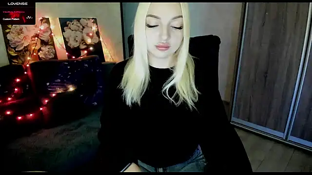 Snapshot of Stella__Cox chatting on November 2, 2025, 6:16 am Stella Cox online show from November 2, 2025, 6:16 am