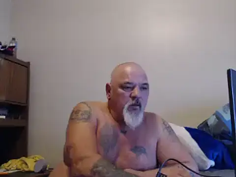 Newfiesausage1972 online show from December 13, 2024, 1:44 pm