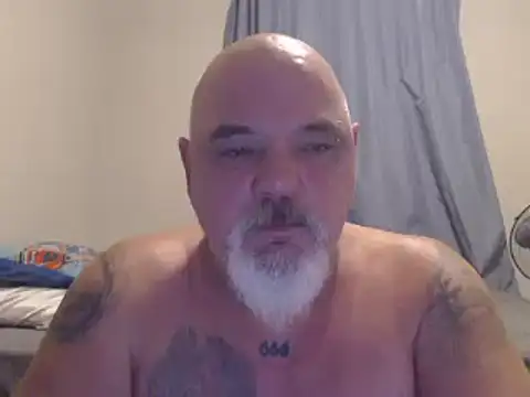 Newfiesausage1972 online show from December 28, 2024, 2:21 pm