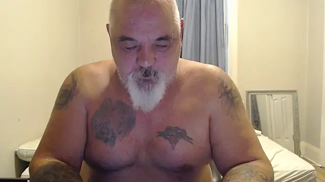 Newfiesausage1972 online show from October 25, 2025, 11:51 am