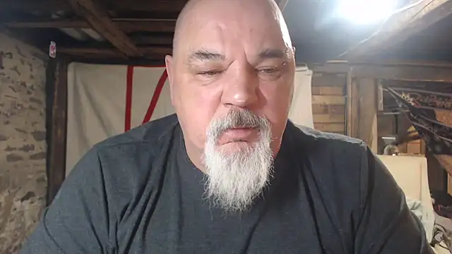 Newfiesausage1972 online show from March 2, 2026, 7:09 am