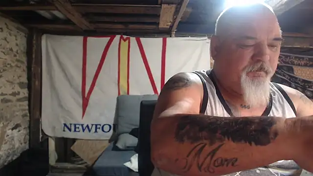 Newfiesausage1972 online show from March 18, 2026, 9:34 am