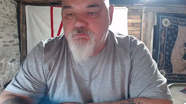 Newfiesausage1972 online show from May 10, 2026, 3:33 am