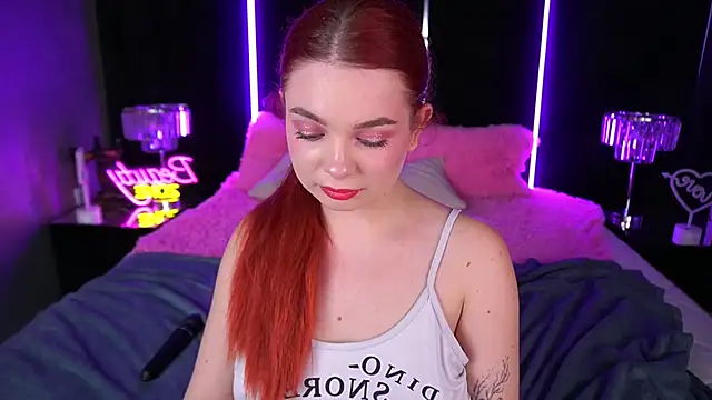 Snapshot of CarolinaDia chatting on December 6, 2024, 12:45 am CarolinaDia online show from December 6, 2024, 12:45 am