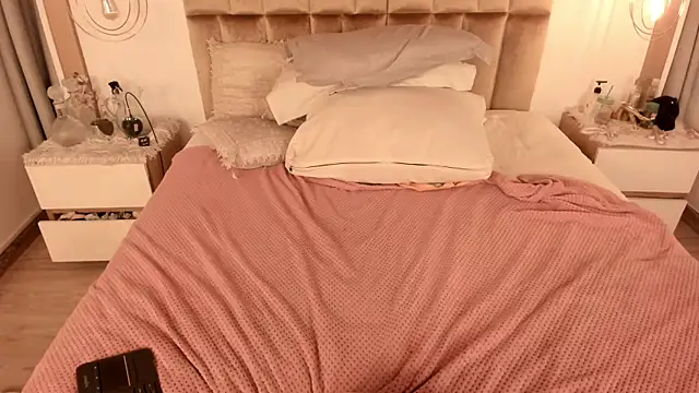 Twwiiggy online show from February 11, 2025, 2:14 am