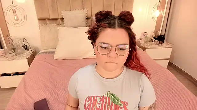 Twwiiggy online show from February 13, 2025, 8:03 pm