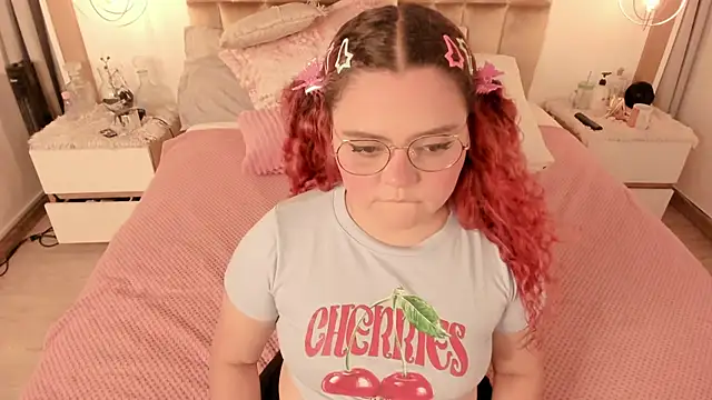 Twwiiggy online show from March 19, 2025, 8:00 pm