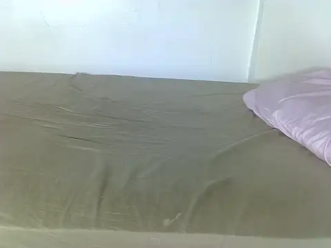 laetitia  online show from November 29, 2025, 2:42 pm