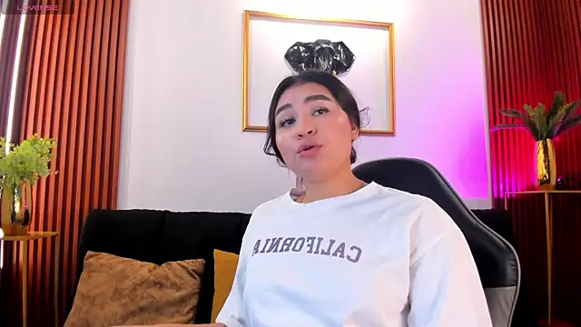 Zayda 1 online show from October 6, 2025, 8:50 pm