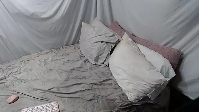 allissonw13 online show from November 10, 2025, 4:17 pm