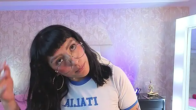cute hollywood online show from May 10, 2026, 7:52 pm