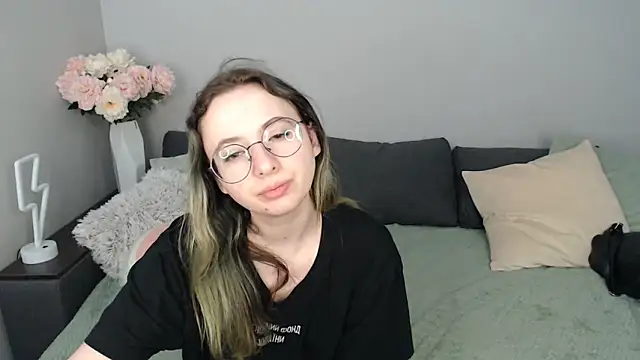 Mini Diva online show from September 23, 2025, 8:06 am