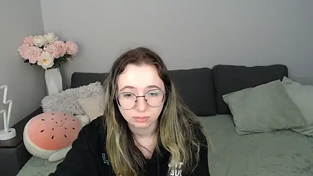 Mini Diva online show from October 5, 2025, 8:12 am