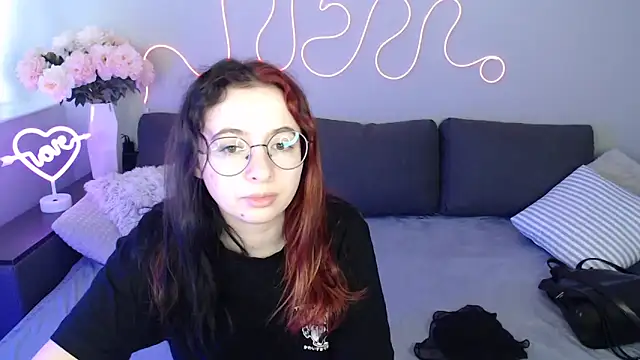 Mini Diva online show from November 19, 2025, 9:09 am