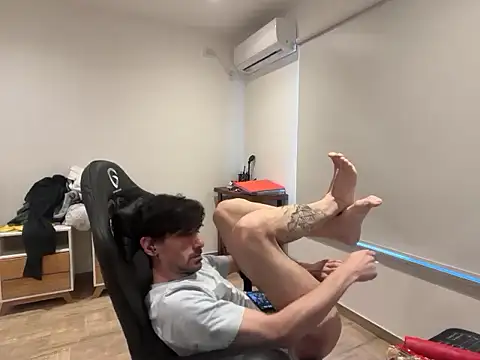 nicolaaaaas online show from October 20, 2025, 6:19 pm