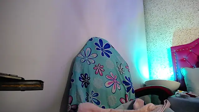 luly pink online show from April 22, 2026, 4:04 am