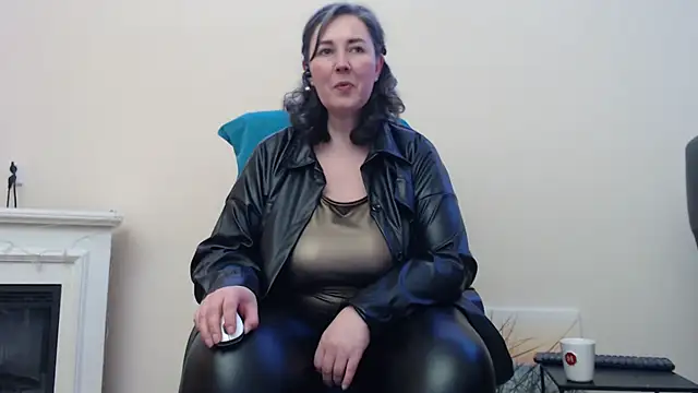 MilfGina online show from March 4, 2025, 9:00 pm