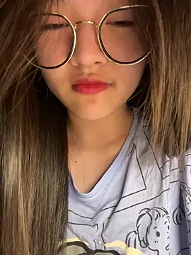 Krixxi22 online show from December 5, 2025, 3:52 pm