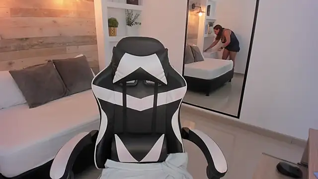 zoe danae  online show from February 11, 2026, 12:32 pm