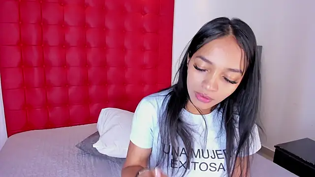 Snapshot of Daliana_Beck chatting on October 27, 2025, 8:24 pm Daliana Beck online show from October 27, 2025, 8:24 pm