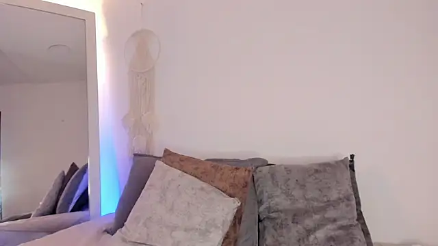 EmmaCollemann online show from November 14, 2025, 7:45 pm