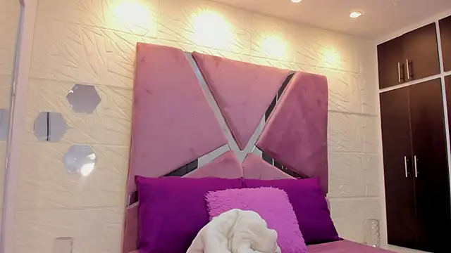 Charlotte Ice1 online show from November 27, 2025, 4:42 pm