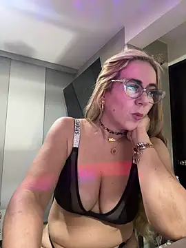 Snapshot of LARIANA_RIVERA23 chatting on February 25, 2025, 11:22 pm LARIANA RIVERA23 online show from February 25, 2025, 11:22 pm