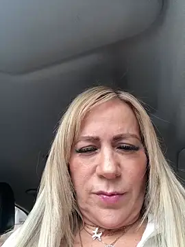 LARIANA RIVERA23 online show from April 23, 2026, 2:08 pm